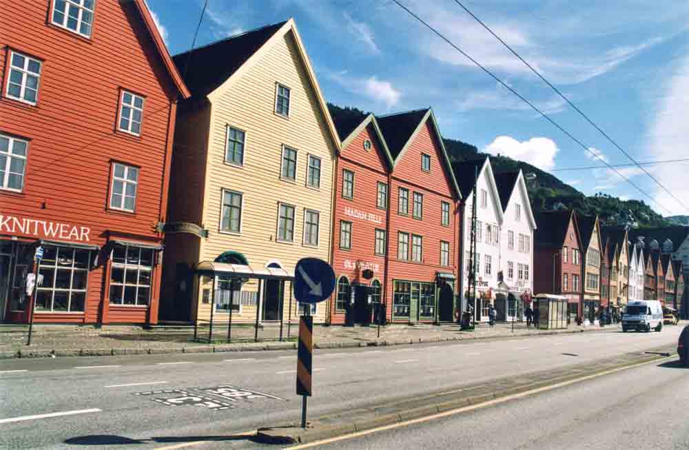 Noruega 021 - Bergen - muelle de Bryggen - 2001.jpg